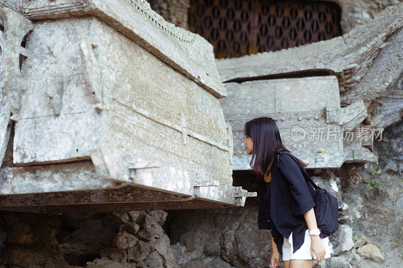 美丽的亚洲女人探索Kete Kesu古墓地Kete Kesu Toraja